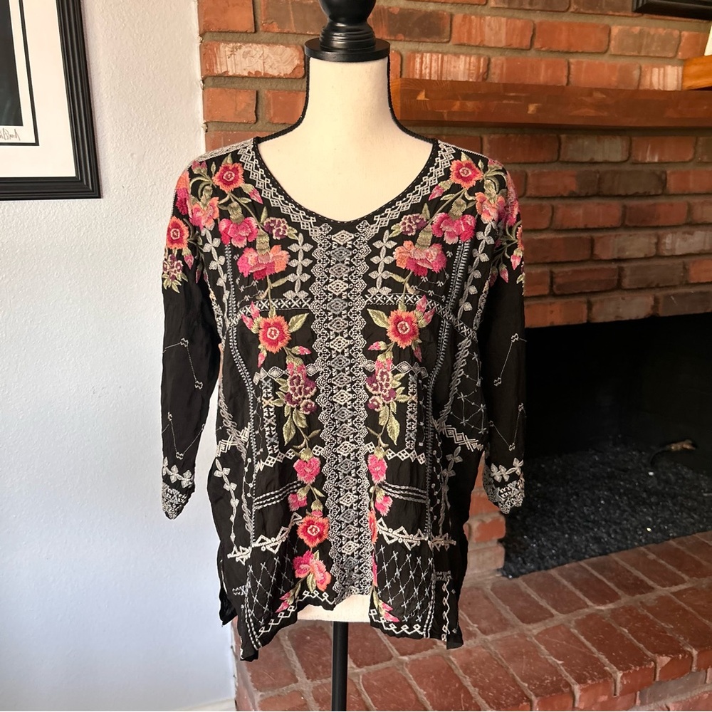Johnny Was Carnation Embroidered Floral Blouse in Black Sz XS - Picture 2 of 9